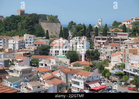 ULCINJ, MONTENEGRO - 13. JULI 2017: Zentrum der Stadt mit dem Minarett der Moschee Ali Pascha, dem Glockenturm der orthodoxen Kirche St. Nikolaus und Th Stockfoto