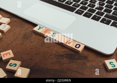 Wörter JA und NEIN aus Holz Alphabet Buchstaben Wortschatz Spiel selektiven Fokus Zweifel Konzept. Hochwertige Fotos Stockfoto