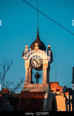 Uhr auf einem Gebäude in Sofia, Bulgarien, Europa. Wunderschöne atemberaubende Architektur bei Sonnenuntergang mit blauem Himmel. Hochwertige Fotos Stockfoto