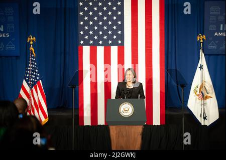 Greenville, USA. 01. April 2022. Vizepräsident Kamala Harris begrüßt die Menge am 1. April 2022 auf der Bühne des Delta Center in Greenville, Mississippi. (Foto von Rory Doyle/Sipa USA) Quelle: SIPA USA/Alamy Live News Stockfoto