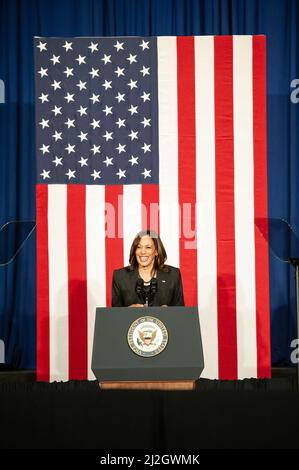 Greenville, USA. 01. April 2022. Vizepräsidentin Kamala Harris spricht am 1. April 2022 auf der Delta Center Stage in Greenville, Mississippi, vor der Menge über kleine Unternehmen. (Foto von Rory Doyle/Sipa USA) Quelle: SIPA USA/Alamy Live News Stockfoto