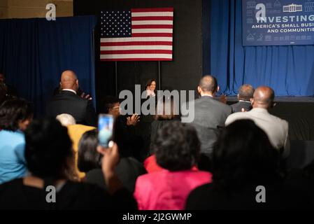 Greenville, USA. 01. April 2022. Vizepräsident Kamala Harris winkt der Menge zu, als er am 1. April 2022 die Delta Center Stage in Greenville, Mississippi, betrat. (Foto von Rory Doyle/Sipa USA) Quelle: SIPA USA/Alamy Live News Stockfoto