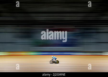 Eine allgemeine Ansicht eines Fahrers während des vierten Tages der HSBC UK National Track Championships im Geraint Thomas National Velodrome, Newport. Stockfoto