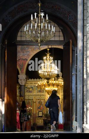 SOFIA, BULGARIEN - 31. JULI 2017: Gläubige in der Kirche der Heiligen Nedelja im Stadtzentrum von Sofia Stockfoto