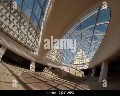 SOFIA, BULGARIEN - 31. JULI 2017: Das Largo, ein architektonisches Ensemble aus drei Gebäuden des sozialistischen Klassizismus, das durch die Struktur der modernen gla gesehen wird Stockfoto