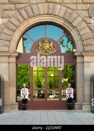 SOFIA, BULGARIEN - 31. JULI 2017: Nationalgarde-Einheit am Eingang des Verwaltungsgebäudes des Präsidenten der Republik Bulgarien in Süd Stockfoto