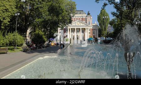 SOFIA, BULGARIEN - 02. AUGUST 2017: Das Ivan Vasov Nationaltheater und die Wasserdüsen des Brunnens vor dem Haus Stockfoto