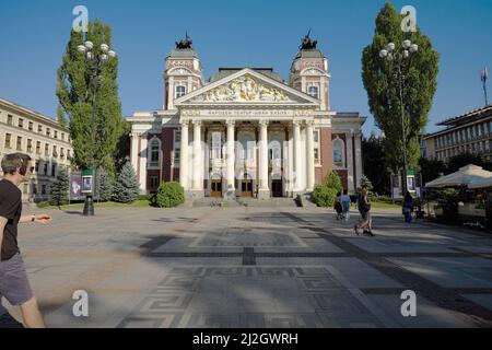 SOFIA, BULGARIEN - 02. AUGUST 2017: Vorderansicht des Ivan Vazov Nationaltheaters im Stadtzentrum Stockfoto