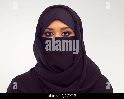Bescheidenheit. Studioportrait einer jungen muslimischen Frau. Stockfoto