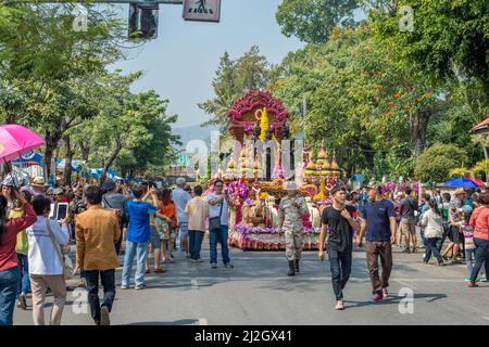 Die berühmte Chiang Mai Flower Festival Parade mit Blumen geschmückten Wagen. Chiang Mai ist ein wichtiges Reiseziel im Norden Thailands. Stockfoto