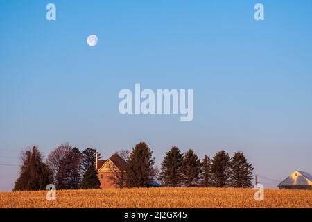 Mond über einem Bauernhaus im amerikanischen Mittleren Westen Stockfoto