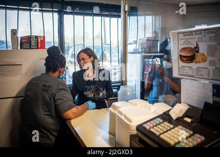 Greenville, USA. 01. April 2022. Vizepräsidentin Kamala Harris besucht Mitarbeiter von Southside Grocery & Deli, bevor sie am 1. April 2022 in Greenville, Mississippi, abreist. (Foto von Rory Doyle/Sipa USA) Quelle: SIPA USA/Alamy Live News Stockfoto