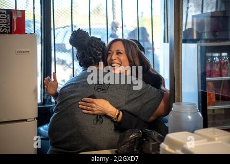 Greenville, USA. 01. April 2022. Vizepräsidentin Kamala Harris besucht Mitarbeiter von Southside Grocery & Deli, bevor sie am 1. April 2022 in Greenville, Mississippi, abreist. (Foto von Rory Doyle/Sipa USA) Quelle: SIPA USA/Alamy Live News Stockfoto