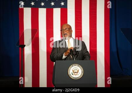 Greenville, USA. 01. April 2022. Der Repräsentant Bennie Thompson spricht am 1. April 2022 auf der Delta Center Stage in Greenville, Mississippi, mit der Menge. (Foto von Rory Doyle/Sipa USA) Quelle: SIPA USA/Alamy Live News Stockfoto