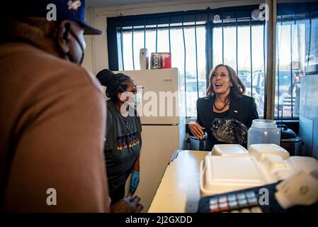 Greenville, USA. 01. April 2022. Vizepräsidentin Kamala Harris besucht Mitarbeiter von Southside Grocery & Deli, bevor sie am 1. April 2022 in Greenville, Mississippi, abreist. (Foto von Rory Doyle/Sipa USA) Quelle: SIPA USA/Alamy Live News Stockfoto