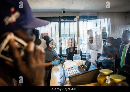 Greenville, USA. 01. April 2022. Vizepräsidentin Kamala Harris besucht Mitarbeiter von Southside Grocery & Deli, bevor sie am 1. April 2022 in Greenville, Mississippi, abreist. (Foto von Rory Doyle/Sipa USA) Quelle: SIPA USA/Alamy Live News Stockfoto