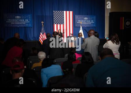 Greenville, USA. 01. April 2022. Vizepräsident Kamala Harris winkt der Menge zu, während er am 1. April 2022 die Delta Center Stage in Greenville, Mississippi, verlässt. (Foto von Rory Doyle/Sipa USA) Quelle: SIPA USA/Alamy Live News Stockfoto