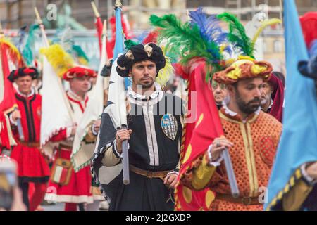 Teilnehmer am Calcio Storico Fiorentino Festival auf Parade, Piazza della Signoria, Florenz, Toskana, Italien Stockfoto