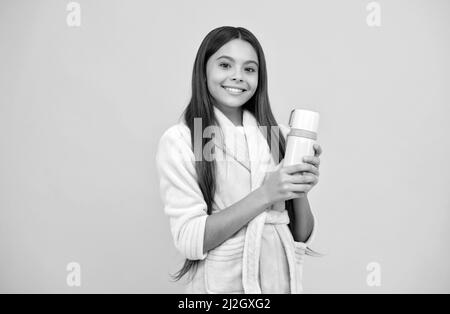 Happy teen Mädchen im Hause Frottee Bademantel mit Thermoskanne, Morgen Stockfoto