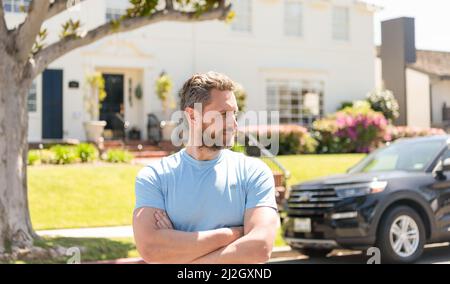 Immobilienhändler im Freien am Haus und Auto Stockfoto