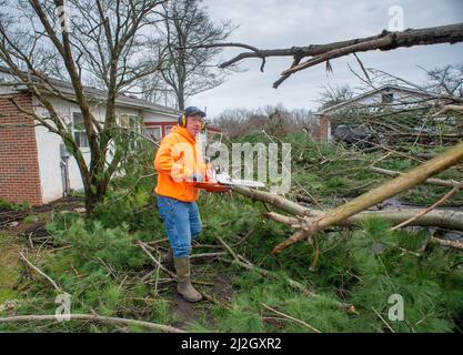 Bedminster, Usa. 01. April 2022. Paul Burger hilft, Baumtrümmer aus dem Haus seiner Tochter und seines Schwiegersohns zu entfernen, nachdem Gewitter große Schäden an Häusern und Eigentum in der Gegend verursacht und 150 Häuser am Freitag, den 01. April 2022, in Bedminster, Pennsylvania, aus dem Strom geschlagen hat. Der nationale Wetterdienst untersucht, ob ein Tornado tatsächlich angerührt wurde und die Ursache des Schadens war. Kredit: William Thomas Cain/Alamy Live Nachrichten Stockfoto