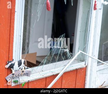 Bedminster, Usa. 01. April 2022. Am 01. April 2022 in Bedminster, Pennsylvania, wurde ein kaputtes Fenster im Haus von Aly Reis und ihrem Brandon gesehen, nachdem Gewitter schwere Schäden an Häusern und Eigentum in der Gegend verursacht und 150 Häuser aus dem Strom gerissen hatten. Der nationale Wetterdienst untersucht, ob ein Tornado tatsächlich angerührt wurde und die Ursache des Schadens war. Kredit: William Thomas Cain/Alamy Live Nachrichten Stockfoto