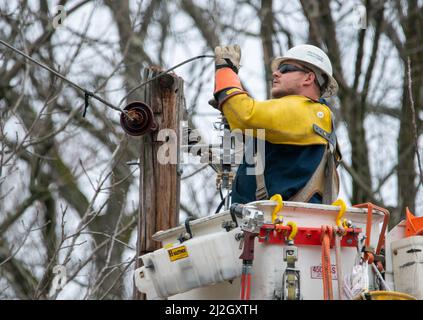 Bedminster, Usa. 01. April 2022. Ein Linienarbeiter repariert Stromleitungen, nachdem Gewitter schwere Schäden an Häusern und Eigentum in der Gegend verursacht und Strom 150 Häuser am Freitag, 01. April 2022 in Bedminster, Pennsylvania, ausgeschlagen hat. Der nationale Wetterdienst untersucht, ob ein Tornado tatsächlich angerührt wurde und die Ursache des Schadens war. Kredit: William Thomas Cain/Alamy Live Nachrichten Stockfoto