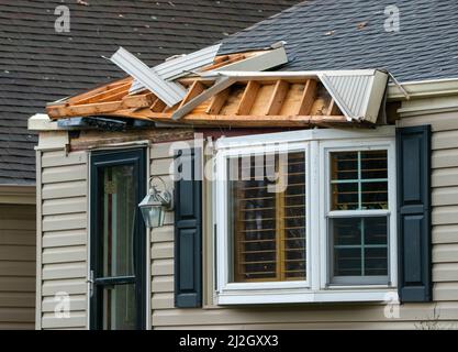 Bedminster, Usa. 01. April 2022. Eine Veranda hat ihren Überhang verloren, nachdem Gewitter große Schäden an Häusern und Eigentum in der Gegend verursacht und Strom 150 Häuser ausgeschlagen Freitag, 01. April 2022 in Bedminster, Pennsylvania. Der nationale Wetterdienst untersucht, ob ein Tornado tatsächlich angerührt wurde und die Ursache des Schadens war. Kredit: William Thomas Cain/Alamy Live Nachrichten Stockfoto