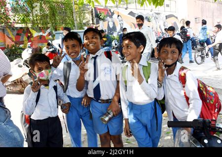 Neu-Delhi, Indien. 01. April 2022. Eltern bringen Kinder zur Schule, nachdem die Schulen nach der Schließung während der Coronavirus-Pandemie Covid-19 am 1. April 2022 in Neu-Delhi, Indien, wieder voll ausgelastet sind. (Foto: Ravi Batra/Sipa USA) Quelle: SIPA USA/Alamy Live News Stockfoto