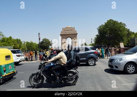 Neu-Delhi, Indien. 01. April 2022. Am 1. April 2022 pendeln Menschen bei heißem Wetter in Neu-Delhi, Indien. (Foto: Ravi Batra/Sipa USA) Quelle: SIPA USA/Alamy Live News Stockfoto