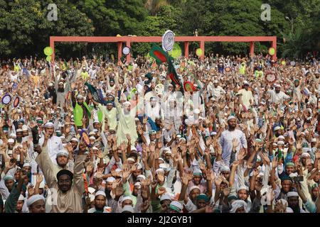 Anhänger rufen während einer Kundgebung der Islami Andolon Bangladesh Slogans über verschiedene Forderungen, darunter eine Senkung des Preises für das tägliche Notwendigste, in Dhaka, Bangladesch, am 1. April 2022 auf. Die Führer von Islami Andolan, Bangladesch, forderten die Regierung der Awami League auf, unverzüglich Schritte zu Unternehmen, um die Preise für die lebenswichtigen Rohstoffe zu senken. Die einfachen Menschen leiden viel unter den Familien, die mit abnormalen Rohstoffpreisen konfrontiert sind, sagten sie bei einer Kundgebung am Freitag in Dhaka. Sie forderten auch die Bildung einer nationalen Regierung vor den nächsten Parlamentswahlen, die freie und faire Wahlen durchführen würde. (Ph Stockfoto