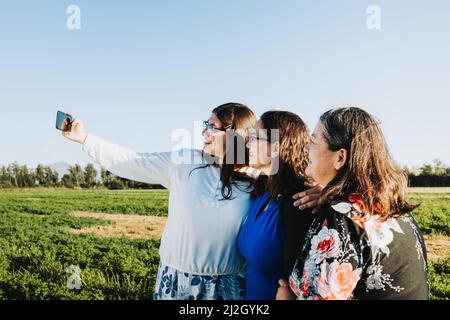 Weibliche Familie macht ein Selfie auf dem Land, an einem sonnigen Nachmittag. Muttertag. Stockfoto