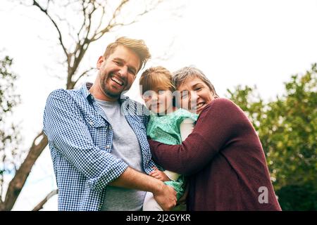 Die Liebe zur Familie. Aufnahme einer Familie mit mehreren Generationen im Freien. Stockfoto