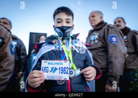 Ushuaia, Argentinien. 01. April 2022. "Malvinas - Arg 1982 - Verbotene Vergessenheit", liest man auf einem Nummernschild, das der Enkel eines ehemaligen Malvinas-Soldaten anlässlich des 40.. Jahrestages des Starts des Falklandkrieges hielt. Der Archipel im Südatlantik wird seit 1833 von Großbritannien regiert. Im Jahr 2022 erneuerte der argentinische Präsident Fernandez den Anspruch des südamerikanischen Landes auf das britische Überseegebiet. Quelle: Joel Reyero/dpa/Alamy Live News Stockfoto