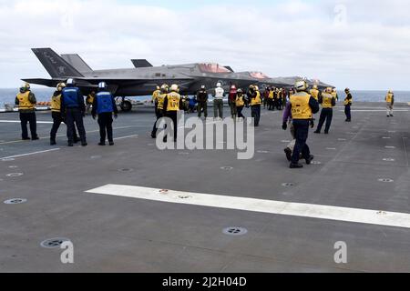 220330-N-XN177-1123 PAZIFISCHER OZEAN (30. März 2022) – vier Flugzeuge des Typs F-35B Lightning II, die an das Marine Fighter Attack Squadron (VMFA) 225 angeschlossen sind, bereiten sich auf das Flugdeck des amphibischen Angriffsschiffs USS Tripoli (LHA 7), 30. März, vor. VMFA 225 wird an Bord von Tripolis als Teil der Lightning Carrier-Konzeptdemonstration des U.S. Marine Corps gestartet. Die Lightning Carrier Concept Demonstration zeigt, dass Tripolis und andere amphibische Angriffsschiffe in der Lage sind, als dedizierte stationäre Trägerplattformen zu arbeiten, die in der Lage sind, kurze Start-/Vertikal-Landing-Flugzeuge der fünften Generation überall hin zu bringen Stockfoto