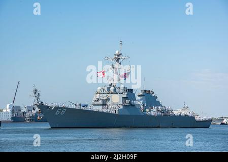 210419-N-DA434-035 MAYPORT, Florida (19. April 2021) der Arleigh Burke-Klasse-Lenkflugkörper-Zerstörer USS the Sullivans (DDG 68) verlässt das Mayport-Becken zum Einsatz. Die Sullivans werden mit der HMS Queen Elizabeth (R08) Strike Group zusammenarbeiten, um die Fähigkeiten zu verbessern und das Engagement für NATO-Verbündete zu demonstrieren. (USA Navy Foto von Mass Communication Specialist 2. Class Alana Langdon/veröffentlicht) Stockfoto