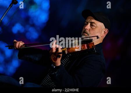 Edinburgh, Schottland. Fr, 1. April 2022. Piper Brìghde Chaimbeul und Fiddler-Spieler Aidan O'Rourke treten im Rahmen des Burns & Beyond Festivals live in der St. Giles' Cathedral auf. Das Konzert fand unter Michael Pendrys Kunstinstallation ‘Les Colombes (The Doves)’ statt, einer geschwungenen Säule aus mehr als 2.500 Origami-Papiertauben, die die gesamte Länge der Kathedrale durchfliegen. Stockfoto