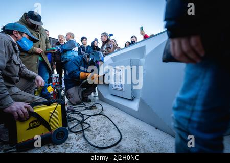 Ushuaia, Argentinien. 01. April 2022. Eine Kammer, in der eine Glaskapsel mit Briefen, Bildern und Dokumenten zum Falklandkrieg aufgestellt wurde, wird anlässlich des 40.. Jahrestages des Starts des Falklandkrieges versiegelt. Die Neueröffnung der Kapsel ist für 2082 geplant. Am 2. April 1982 griffen argentinische Truppen die Falklandinseln an, die seit 1833 von Großbritannien regiert werden. Im Jahr 2022 erneuerte der argentinische Präsident Fernandez den Anspruch des südamerikanischen Landes auf das britische Überseegebiet. Quelle: Joel Reyero/dpa/Alamy Live News Stockfoto