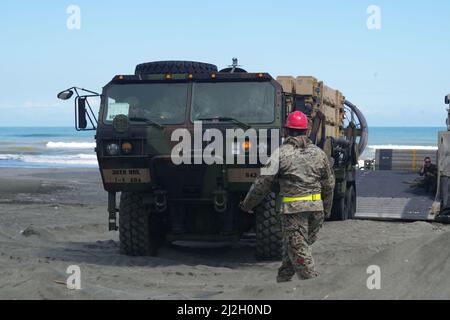Eine US-Marine mit 9. Engineer Support Bataillon, 3D Marine Logistics Group, führt eine US-Armee M901 Startstation, die 1. Bataillon, 1. Air Defense Artillery Regiment während Balikatan 22 in Appari, Cagayan, Philippinen, zugewiesen wurde, am 28. März 2022. Balikatan ist eine jährliche Übung zwischen den Streitkräften der Philippinen und dem US-Militär, die darauf ausgerichtet ist, bilaterale Interoperabilität, Fähigkeiten, Vertrauen und Zusammenarbeit zu stärken, die über Jahrzehnte hinweg gemeinsam genutzt wurde. Balikatan, Tagalog für ‘„Schulter an Schulter“, ist eine langjährige bilaterale Übung zwischen den Philippinen und den Unite Stockfoto