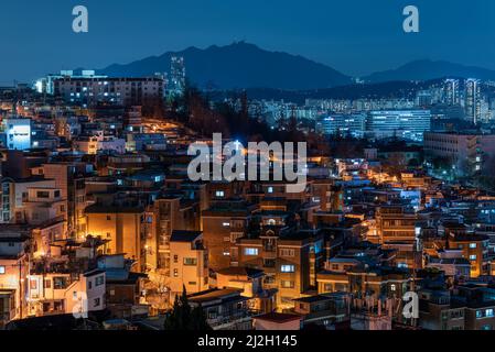 Blick auf die Stadt bei Nacht in Seoul, Südkorea Reise am 1. April 2022 Stockfoto