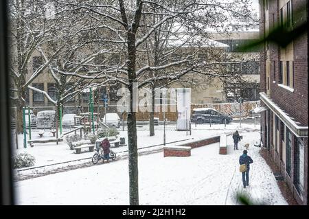 Winterlicher Kinder Spielplatz in Hannover ,Linden ,Stephanus Straße. Stockfoto