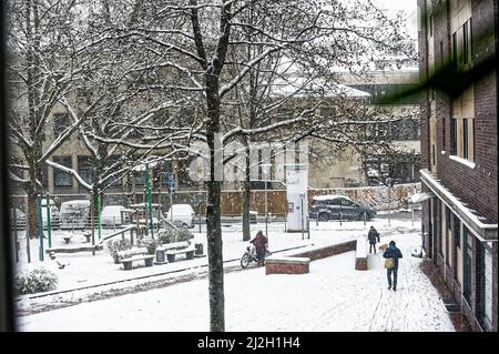 Winterlicher Kinder Spielplatz in Hannover ,Linden ,Stephanus Straße. Stockfoto