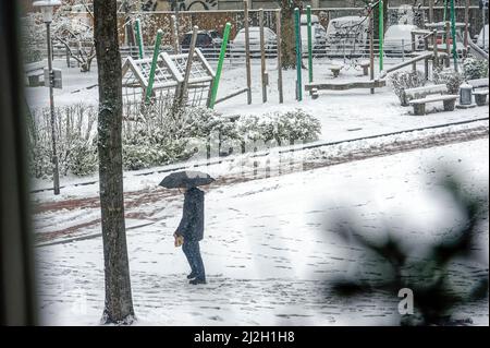 Winterlicher Kinder Spielplatz in Hannover ,Linden ,Stephanus Straße. Stockfoto