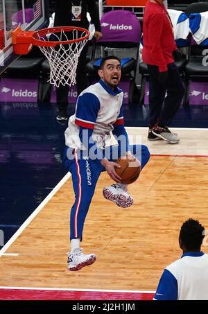 Washington, USA. 01. April 2022. WASHINGTON, DC - 01. APRIL: Razzle Dazzle von Washington Wizards Guard Tomas Satoransky (31) vor einem NBA-Spiel zwischen den Washington Wizards und den Dallas Mavericks am 01. April 2022 in der Capital One Arena in Washington, DC. (Foto von Tony Quinn/SipaUSA) Quelle: SIPA USA/Alamy Live News Stockfoto