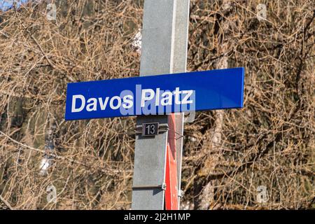 Davos, Schweiz, 23. März 2022 Platte, die das Ziel am Bahnhof anzeigt Stockfoto