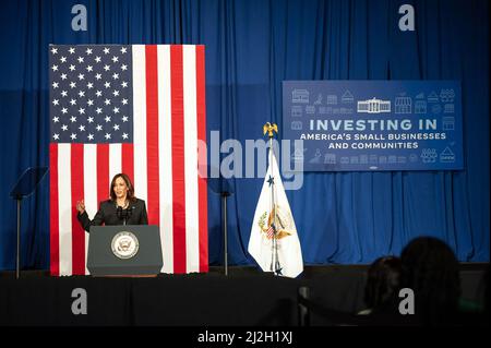 Greenville, Usa. 01. April 2022. Vizepräsidentin Kamala Harris spricht am Freitag, den 1. April 2022, auf der Delta Center Stage in Greenville, Mississippi, vor der Menge über kleine Unternehmen. Foto von Rory Doyle/UPI Credit: UPI/Alamy Live News Stockfoto