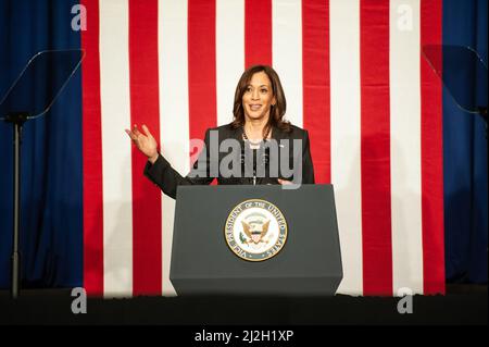 Greenville, Usa. 01. April 2022. Vizepräsidentin Kamala Harris spricht am Freitag, den 1. April 2022, auf der Delta Center Stage in Greenville, Mississippi, vor der Menge über kleine Unternehmen. Foto von Rory Doyle/UPI Credit: UPI/Alamy Live News Stockfoto