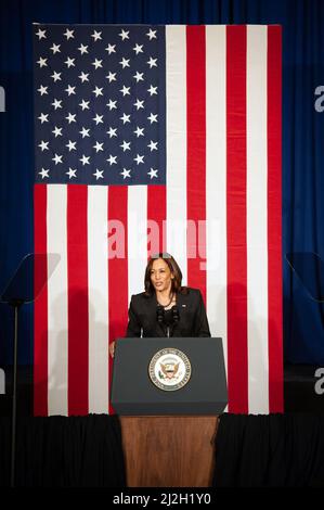 Greenville, Usa. 01. April 2022. Vizepräsidentin Kamala Harris spricht am Freitag, den 1. April 2022, auf der Delta Center Stage in Greenville, Mississippi, vor der Menge über kleine Unternehmen. Foto von Rory Doyle/UPI Credit: UPI/Alamy Live News Stockfoto