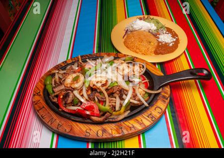 Authentische und traditionelle mexikanische Küche, bekannt als Shrimp Steak und Chicken Fajitas Stockfoto