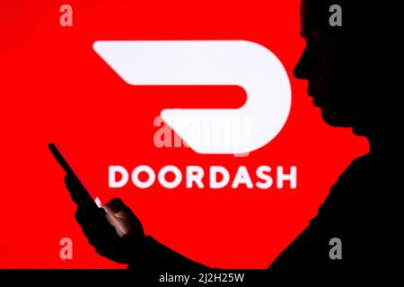 Brasilien. 01. April 2022. In dieser Fotobilder hält die Silhouette einer Frau ein Smartphone mit dem DoorDash-Logo im Hintergrund. Kredit: SOPA Images Limited/Alamy Live Nachrichten Stockfoto